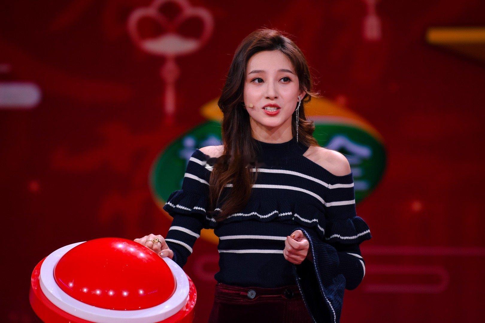马凡舒开门大吉节目照，央视最美主持人[打call]🌹 | 673 ​​​