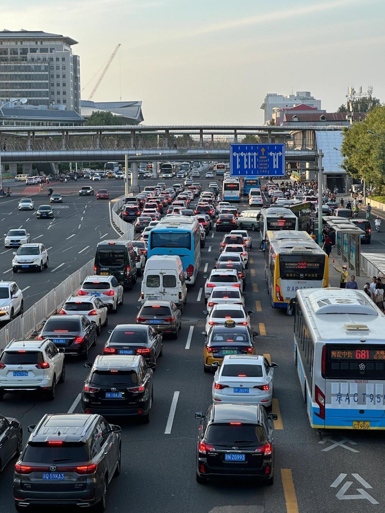 如何破解北京等大城市拥堵?

破解北京等大城市的交通拥挤，可从城市规划、公共交通