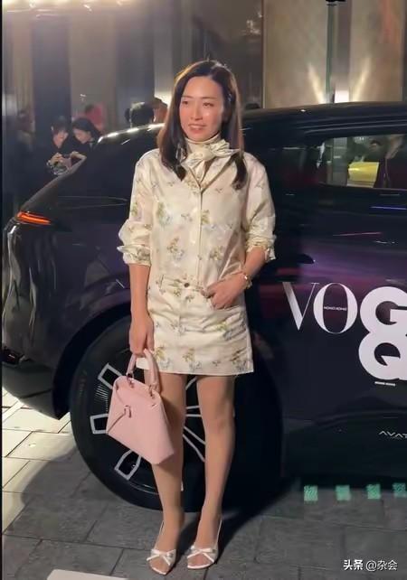 甘比这变化真是肉眼可见的惊艳。
从前当记者时的小心翼翼早已褪去，如今站在品牌活动