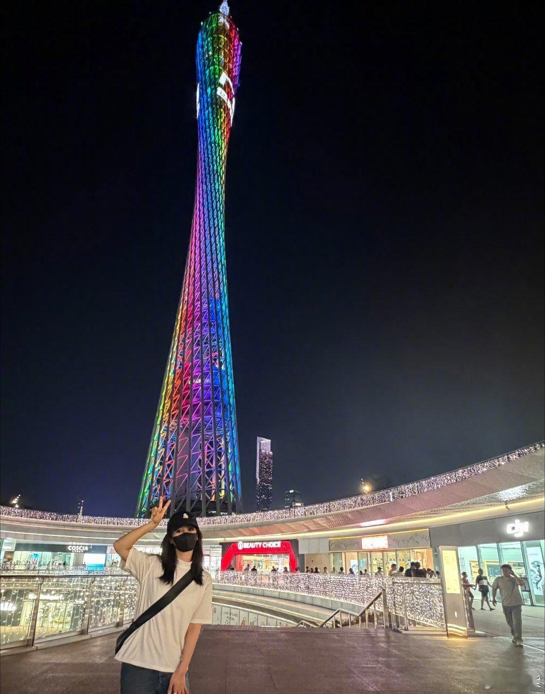 杨紫晒广州walk杨紫打卡广州塔夜景，白T黑帽休闲氛围感拉满，暖心寄语考生高考必