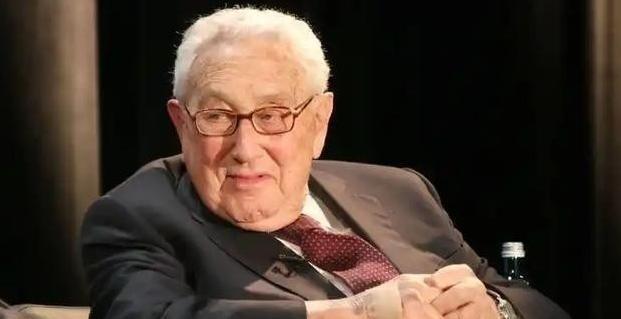 一旦中美开战，美军将全面轰炸中国？基辛格早就发出过警告：“美国盟友再多也没有用，
