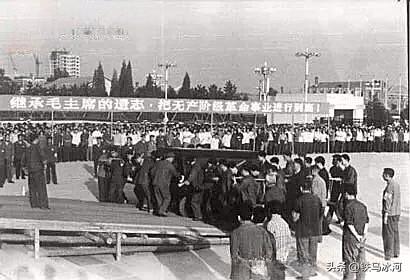 🍁1977年8月18日，六十四名优秀工人代表，合力肩抬水晶棺，庄重送入毛主席纪