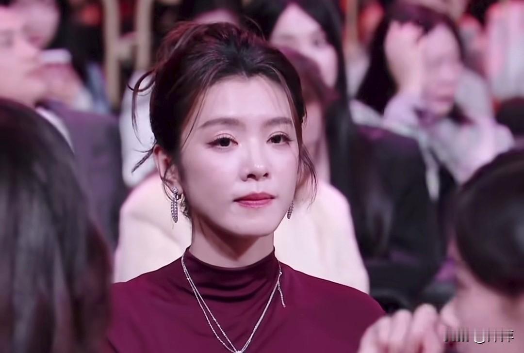 李云霄.端庄大气，酒红衣衬温婉，眉眼含笑，美得优雅又舒服。