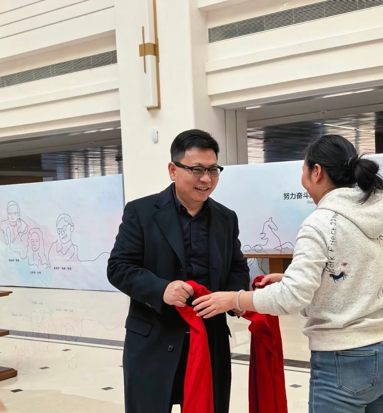 老余疑似佩戴智能眼镜，对比了一下之前发布的眼镜都不是，不过还是坐等官宣吧别猜了！