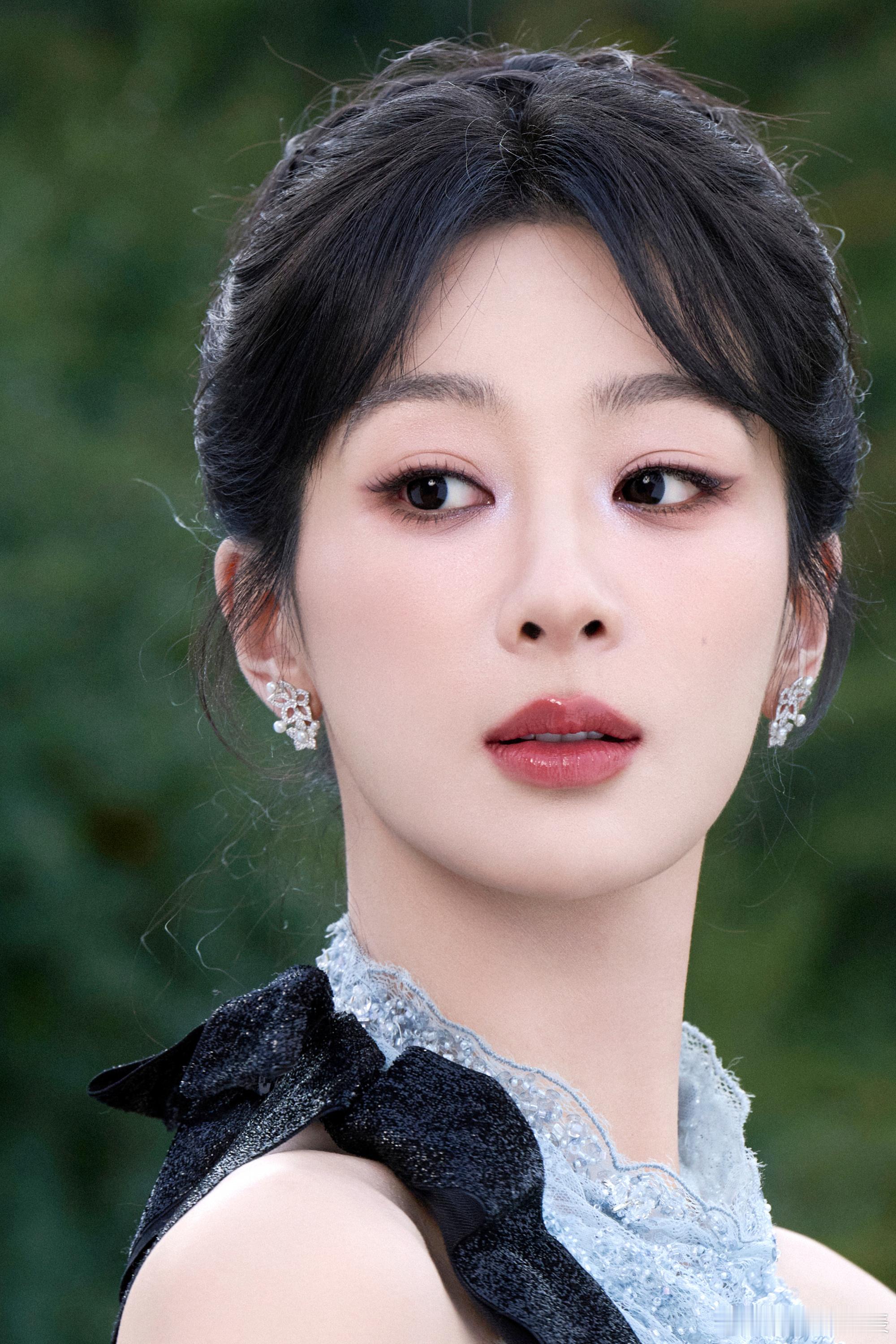 杨紫新剧杀青后首个活动 杨紫带着杀青后的首个活动惊喜亮相！刚刚完成新剧拍摄的她，