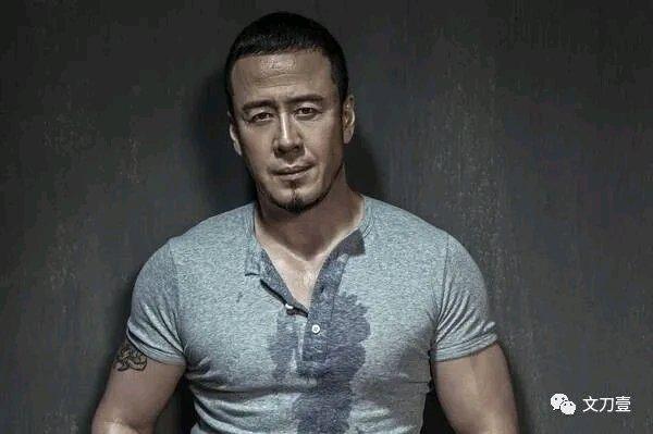 53岁的杨坤在歌坛一直存在感满满。一首《无所谓》红遍大江南北，这些年他常上音乐综