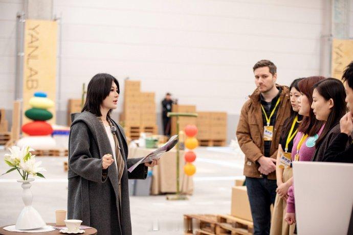 尚雯婕把样品都拿走了 在《合伙人》里尚雯婕嘴上说着不好意思，手上把好看样品全收走