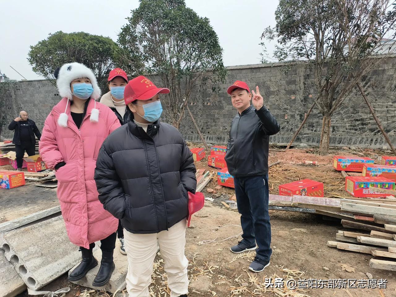 12月24日上午，益阳市东部新区志愿者协会组织志愿者在珠波塘村宣传移风易俗。