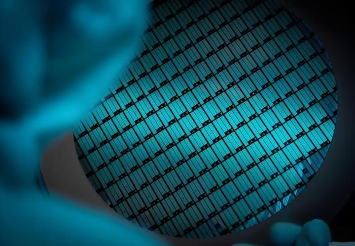 从跟跑到领跑，中国半导体雷达技术实现史诗级反超，氧化镓横空出世，给美国长期垄断的