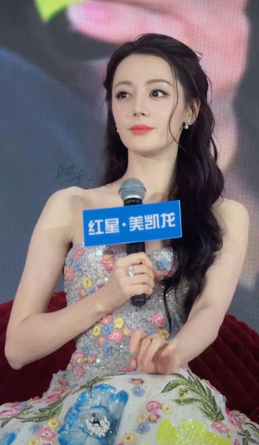 迪丽热巴｜重庆活动饭拍图花仙子降临人间，好伟大的一张脸 ​​​