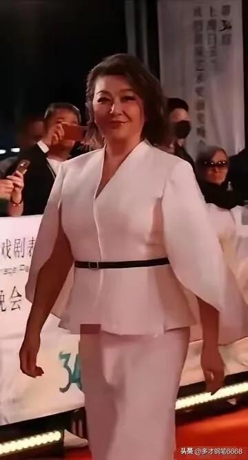 女神老了，腚大腰粗的，老的认不出了。年轻的时候她有精致的五官，江珊是国内实力女演