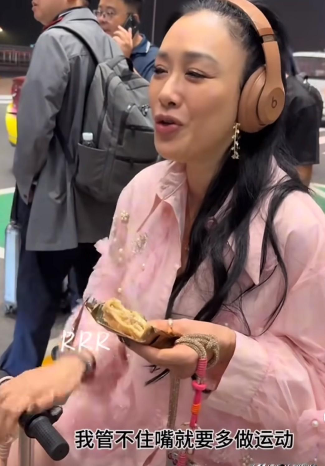 55岁还在空中倒挂，钟丽图啥？
就图一口火锅不贴腰。
她11月晒的新视频里，