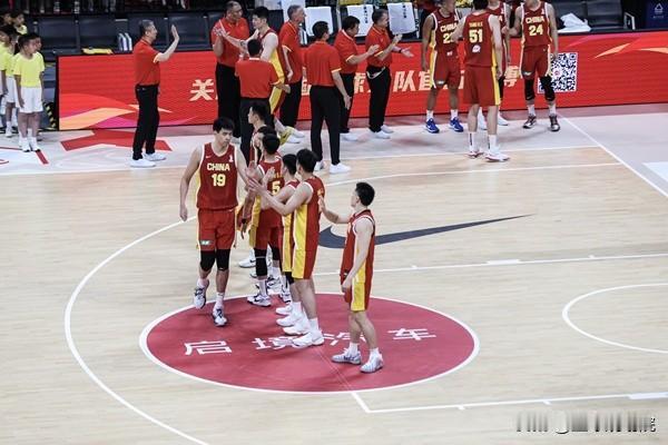 中国男篮对阵卡塔尔裁判出炉，两位裁判是第一次职裁本次世预赛，一名曾职裁过卡塔尔和