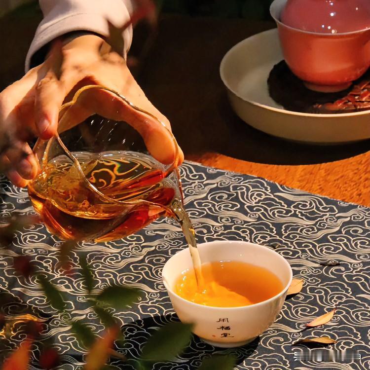 《花茶妙趣·绝句体》
花气盈瓯茶韵悠，一春风物眼中收。
舌尖已赴芳菲约，不负人间