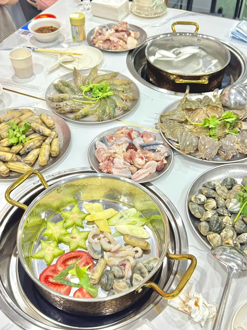 吃了香喷喷烤肉！很爱鱼饼年糕刚开的海南糟粕醋和椰子鸡火锅好吃芒果糯米饭香香生理期