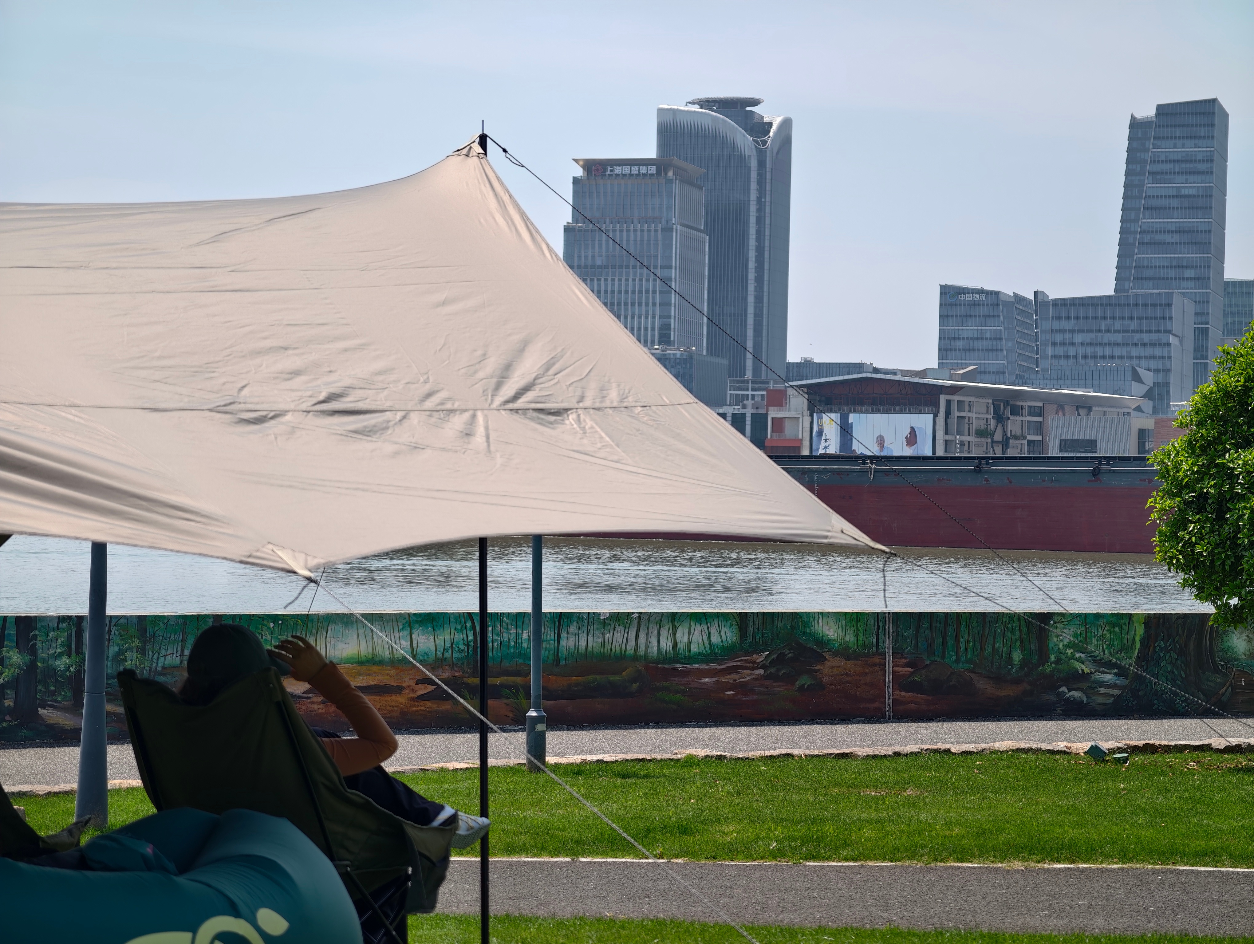 徐汇西岸对面坐一会，挑战了一下i6的极限装载能力。一辆大露营车，一个天幕，两把大