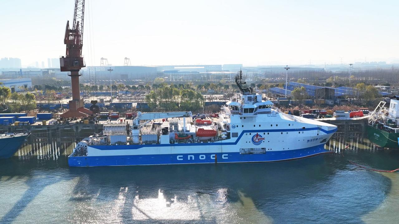 我国首艘自主设计建造的大型一体化压裂船“海洋石油696”号于本周二在浙江省舟山市