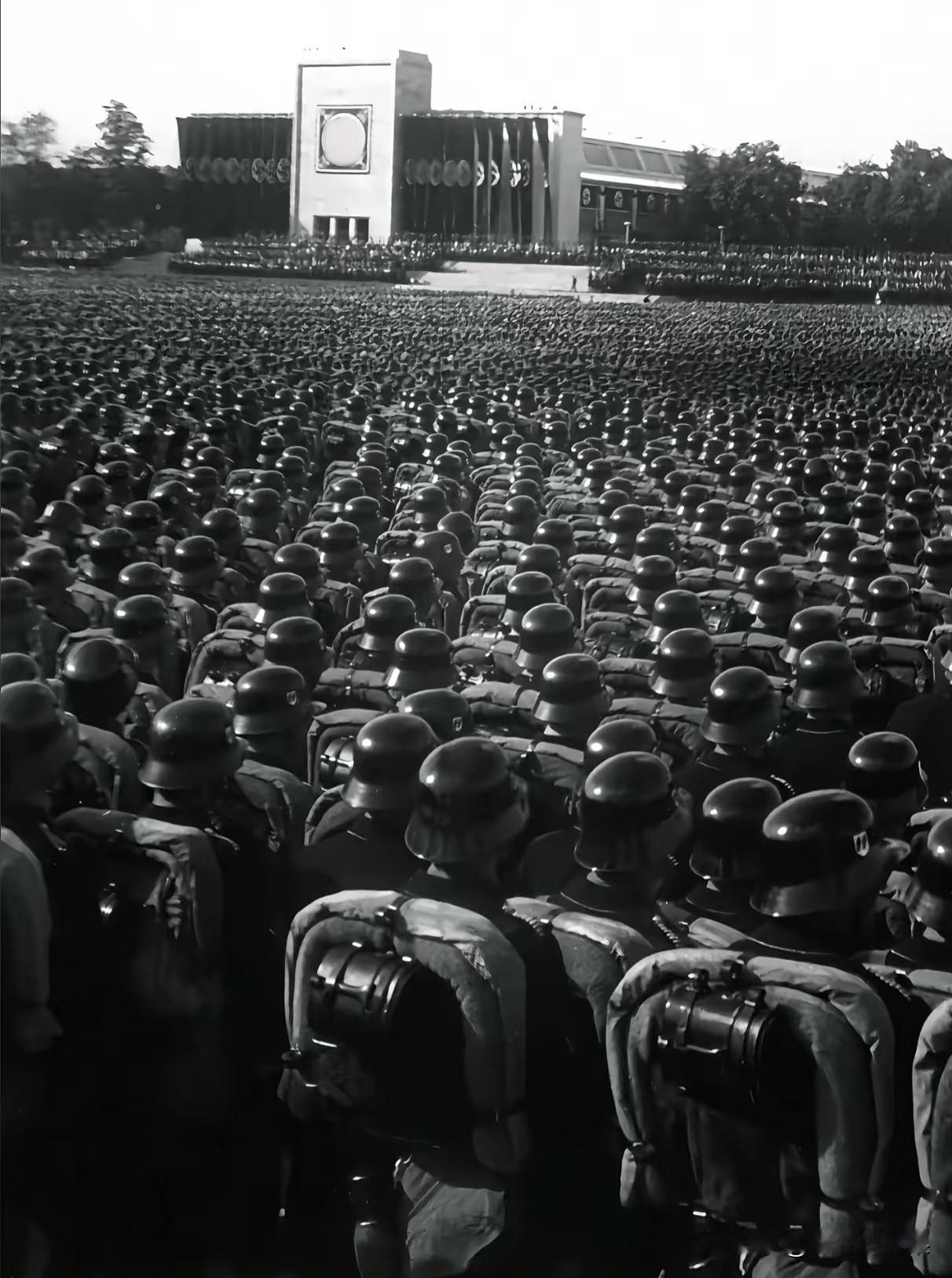 这么多人都能站的那么整齐，怪不得战力强大，这应该是誓师大会。
出征前的准备，这个