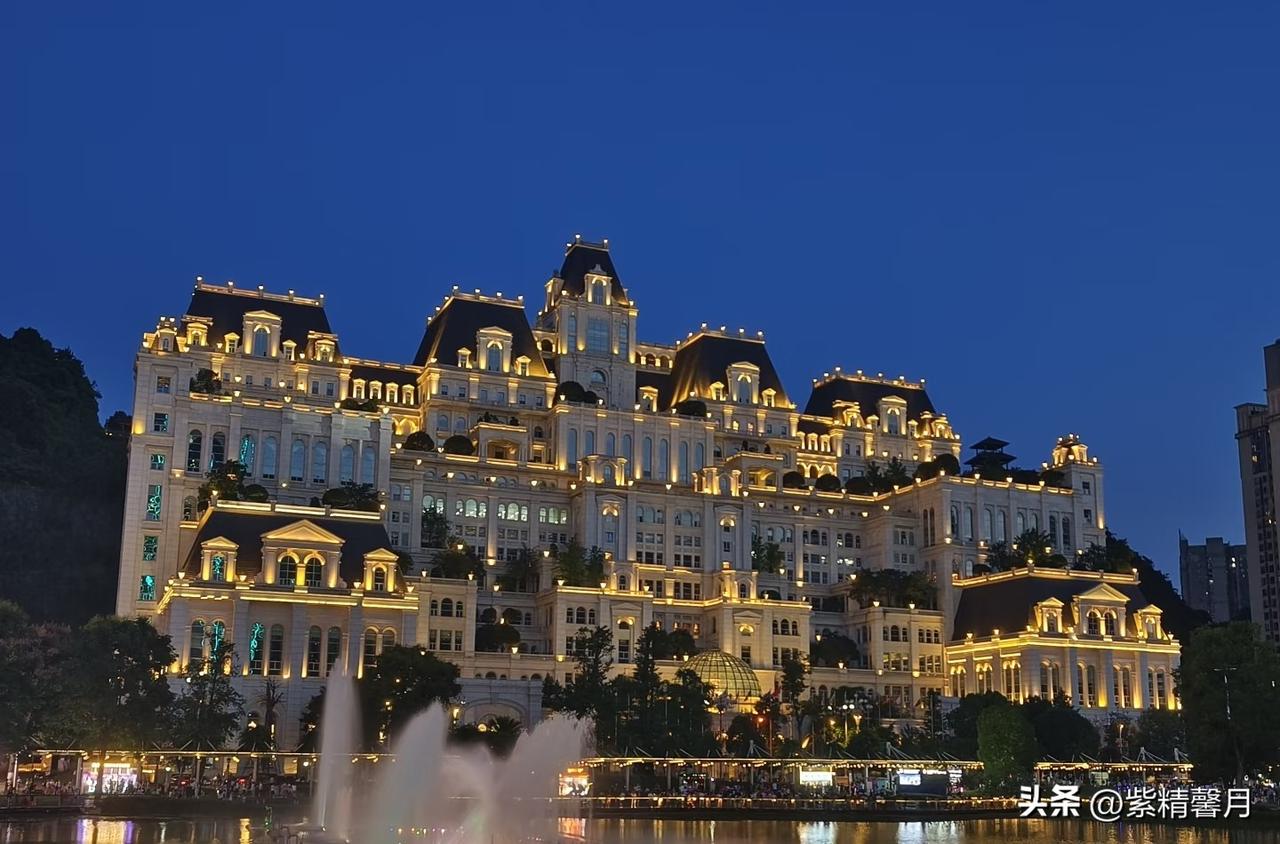 🏠位置：都在花果园海豚广场附近，可以傍晚的时候去，打卡完双子塔走到白宫，差不多