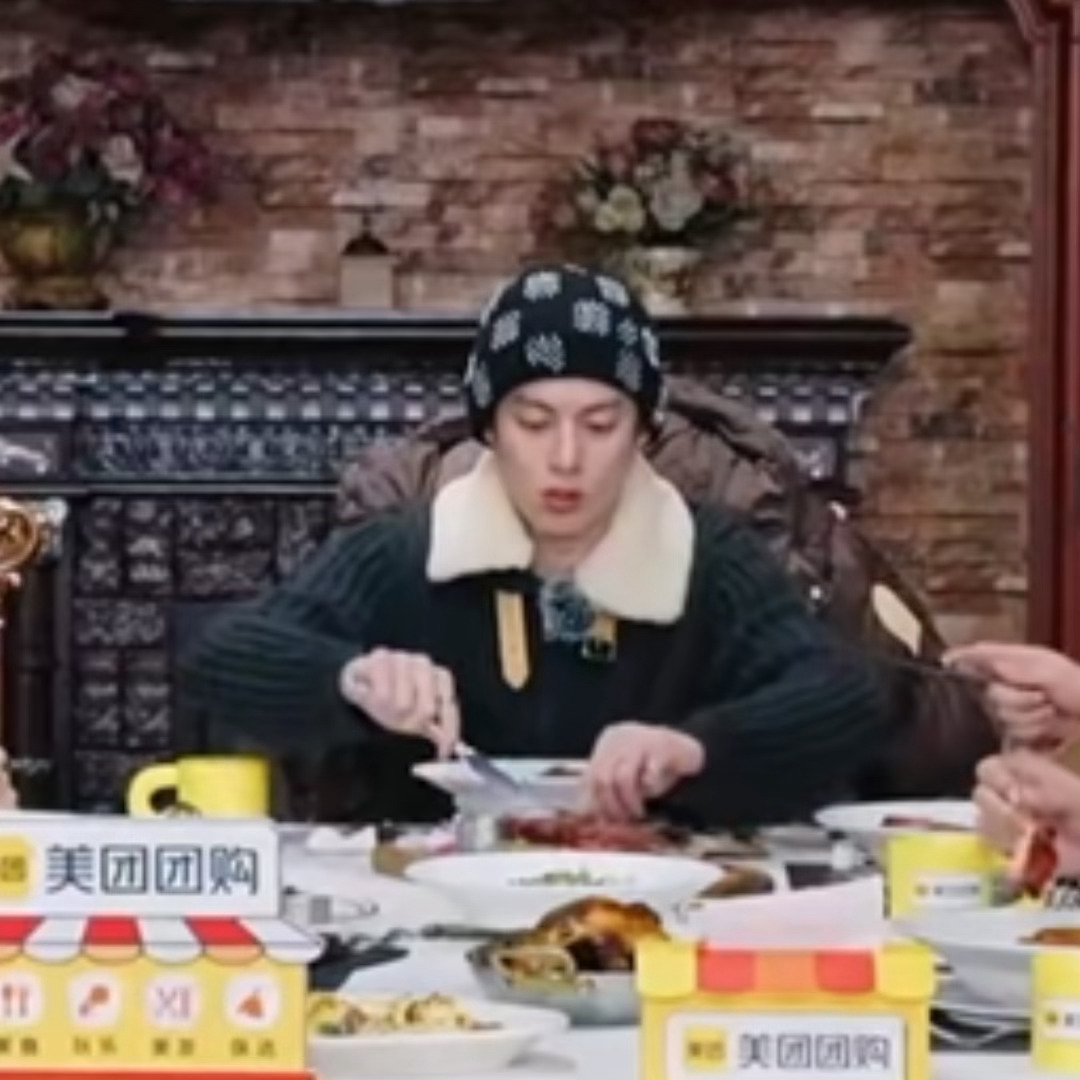 这谁不妈，切着盘里的看着另外盘里的 