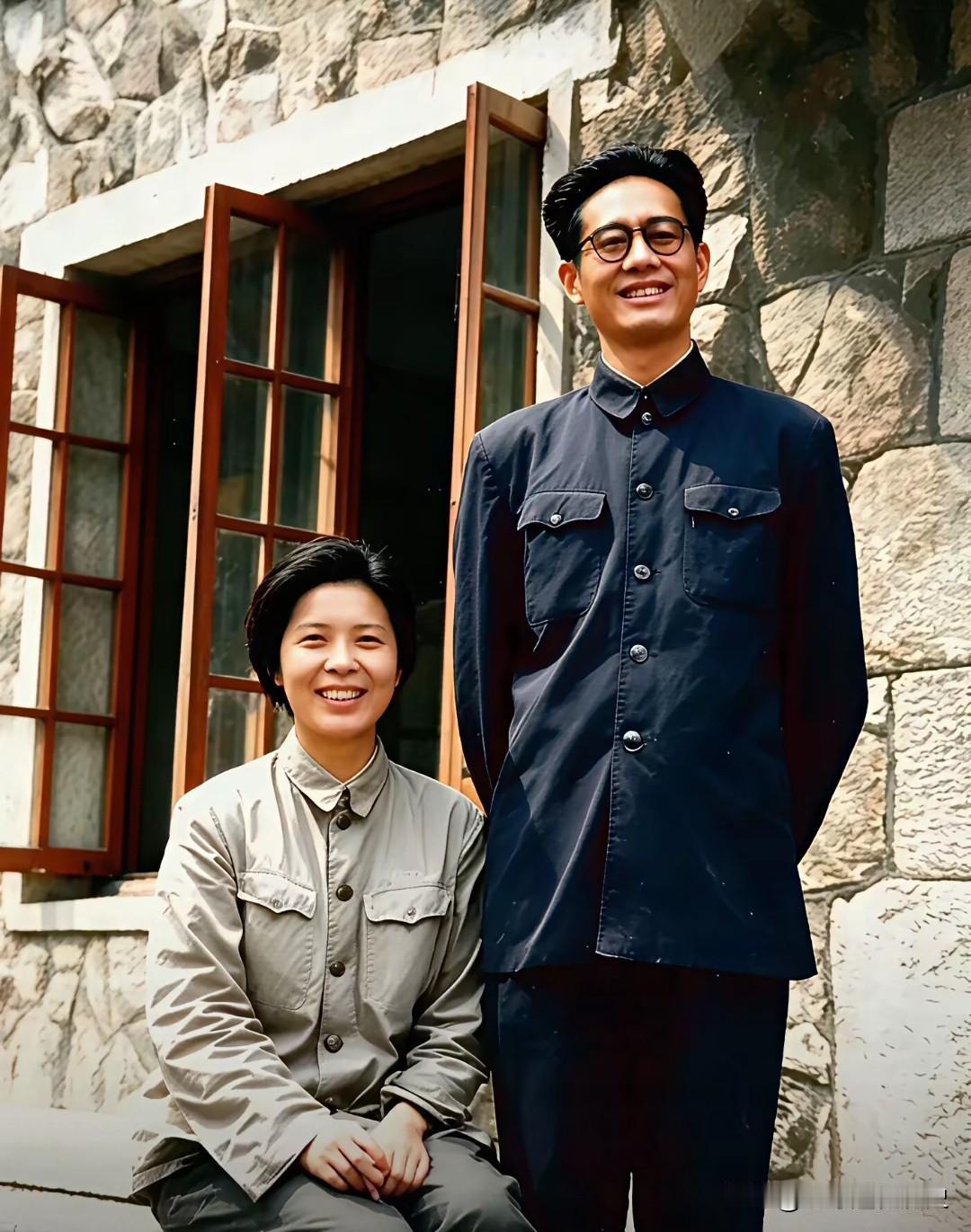 这是乔冠华与龚澎在朝鲜开城的珍贵留影，彼时二人投身朝鲜停战谈判，并肩参与这场关键