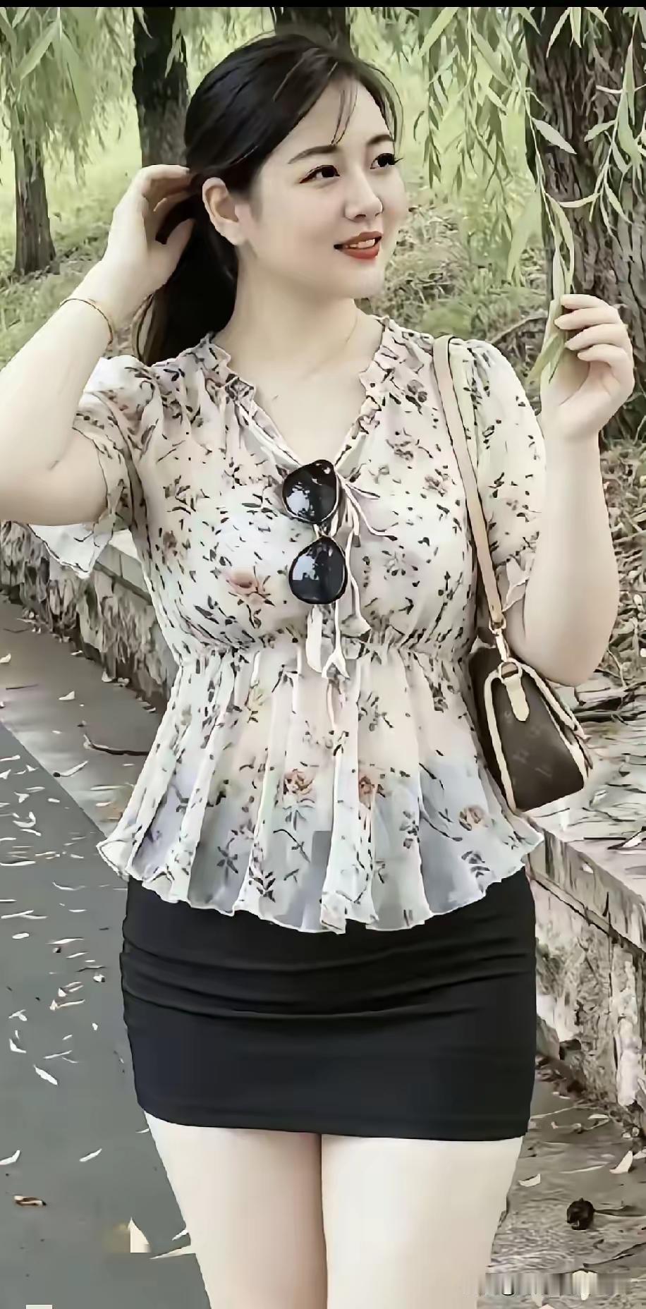 年轻美若仙，
名包挎香肩。
路边亭亭站，
杏眸望远天。