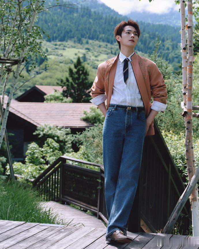 许凯VOGUE出图许凯正在山里出图许凯VOGUE出图啦，正在山里出图，好帅啊，期