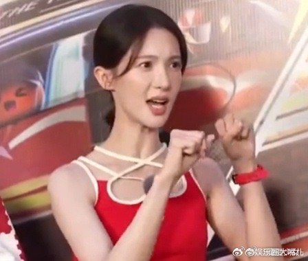 金晨说最近右臂粗了点 这哪是粗啊，明明是舞蹈生练出来的流畅线条！那手臂肌肉又匀又