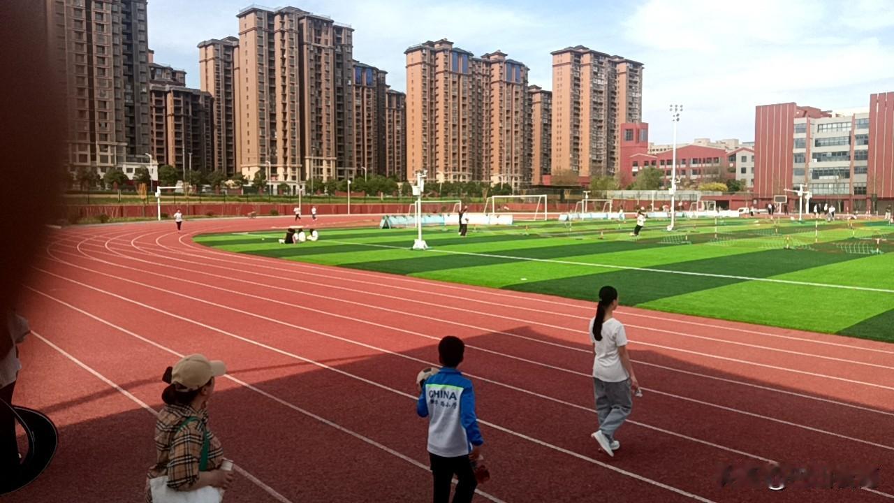 房企资金断裂，烂楼风险增加，房贷压力却不会减少。上下游建材、装修、物业都会受冲击