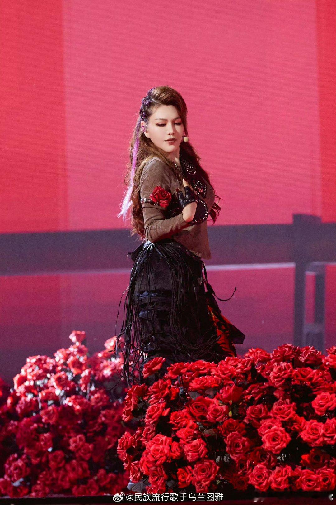 乌兰图雅挑战完英文挑战咒语 乘风2026乌兰图雅真的敢闯，英文刚通关，立马挑战最