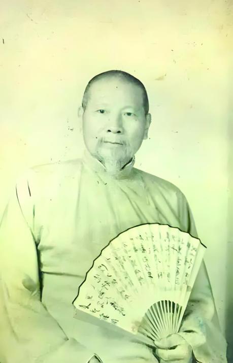 民国时期有个算命先生，给自己批过命，从七岁丧母一直批到七十一岁。他写道："七十一