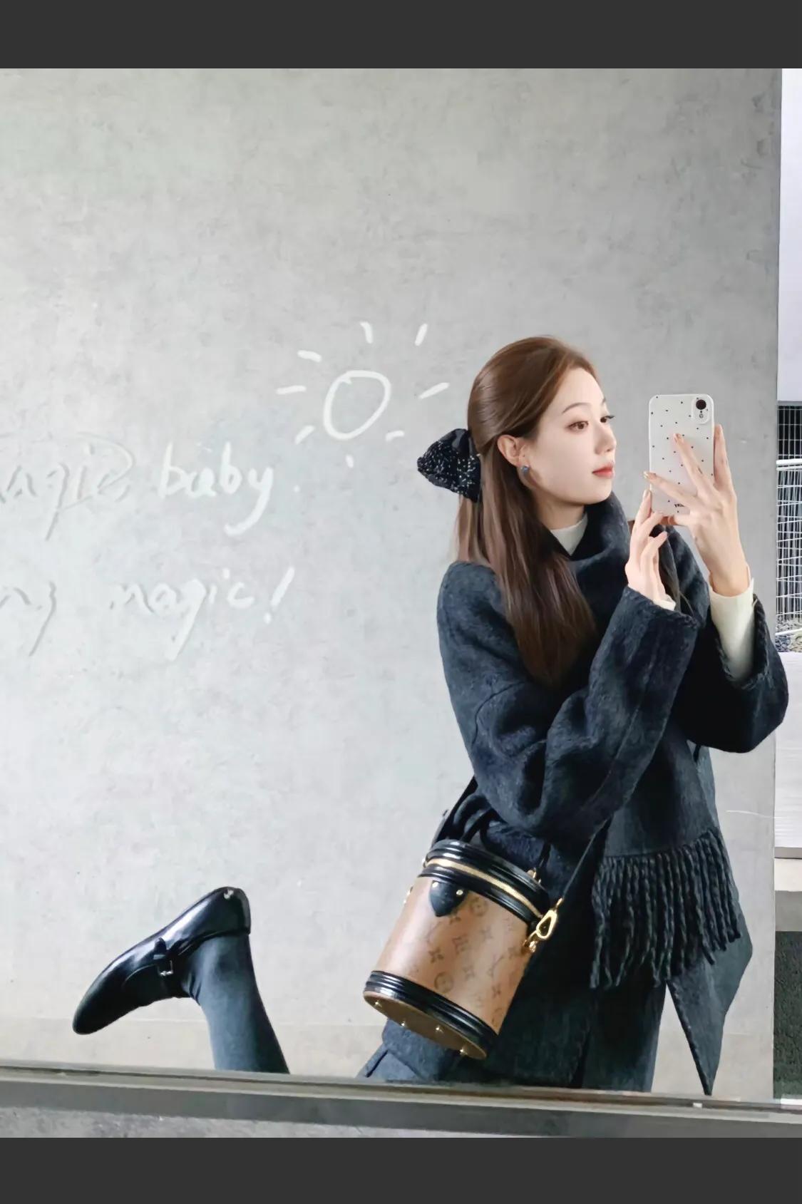 灰色大衣搭配黑色长靴，优雅气质满满！