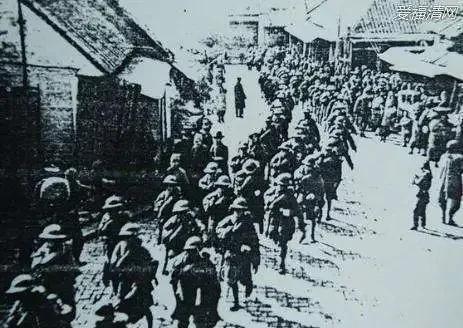 1933年，一士兵打仗扛个大箱子，一路上不撒手，张自忠好奇问到：“你扛得什么？”