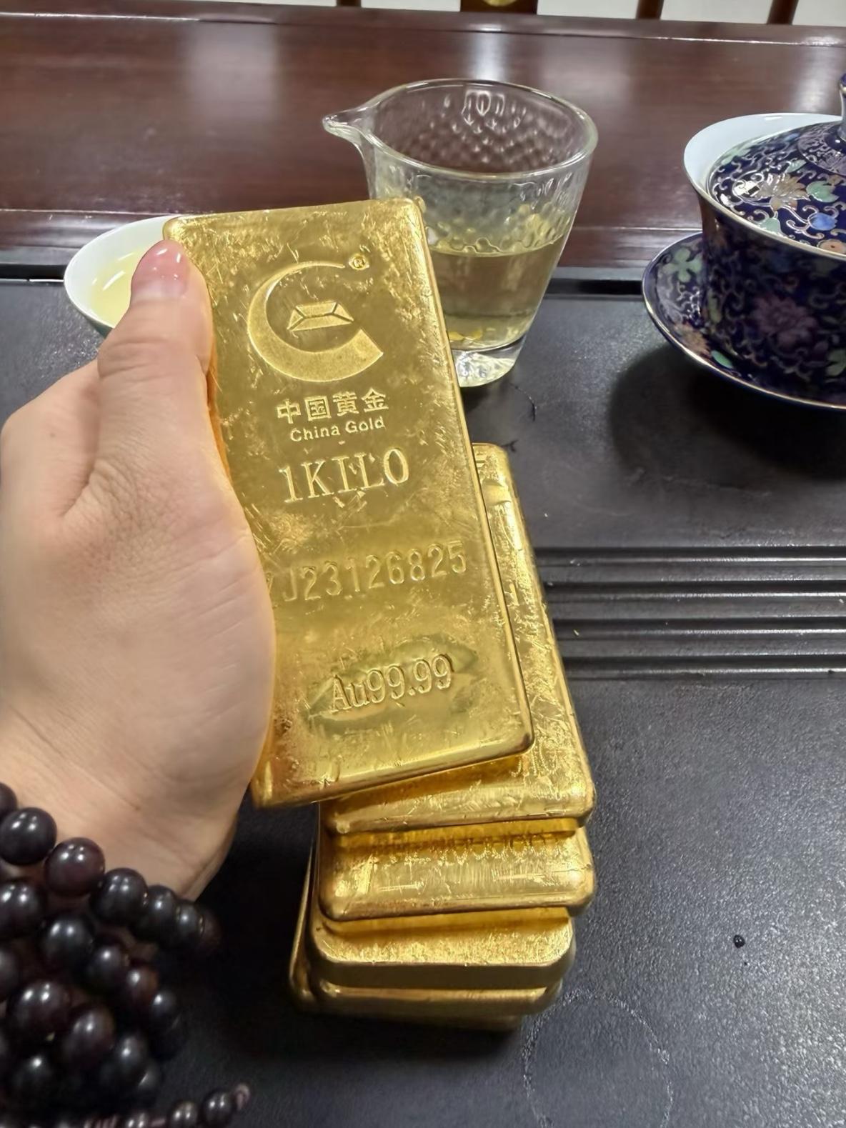 看了今天的金价，
感觉自己血压都快飙升了，
6月24日，金价从904猛跌到
88