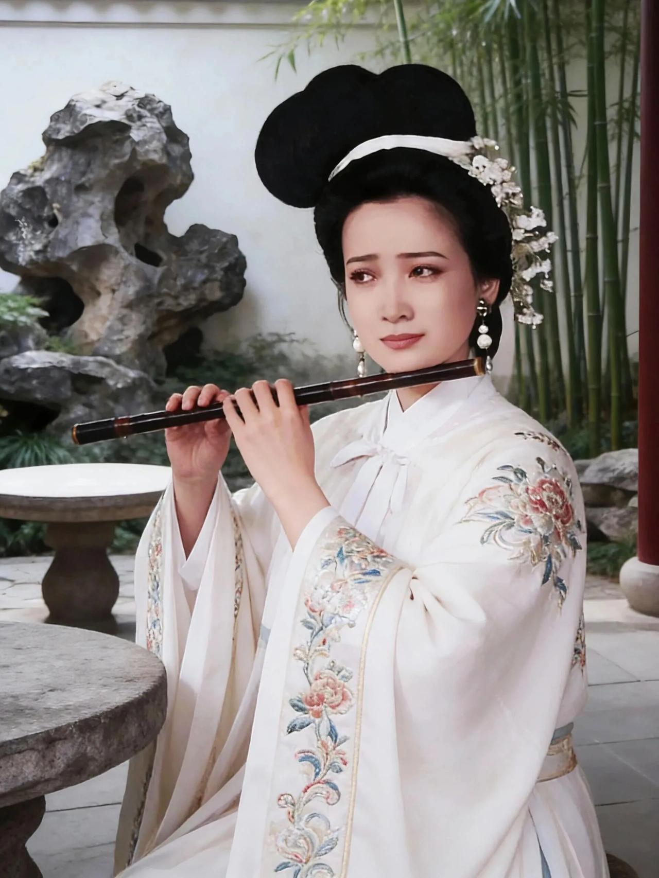 何晴八字: 癸卯 乙丑 辛酉，时柱不知，但肯定是喜用水食伤的金白水清局，所以才如