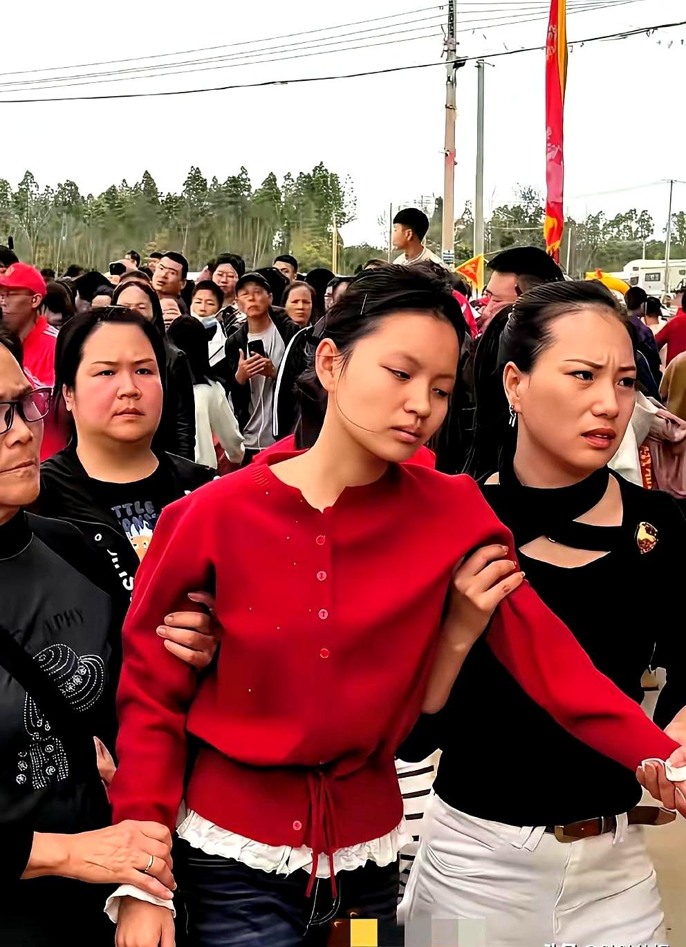 这三张图，第一眼以为是不同年龄段的“小妈祖”。
图一：刚下坛，步履蹒跚、嘴唇发乌