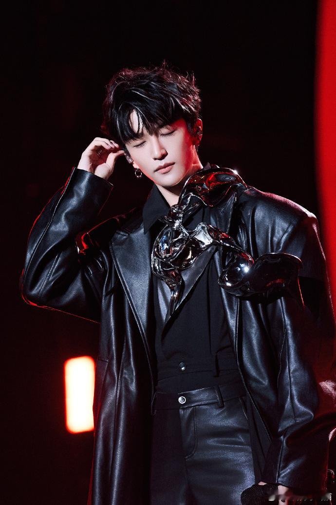 建议直播一场黄子与粉丝的表情包对决，我一定是第一个观众