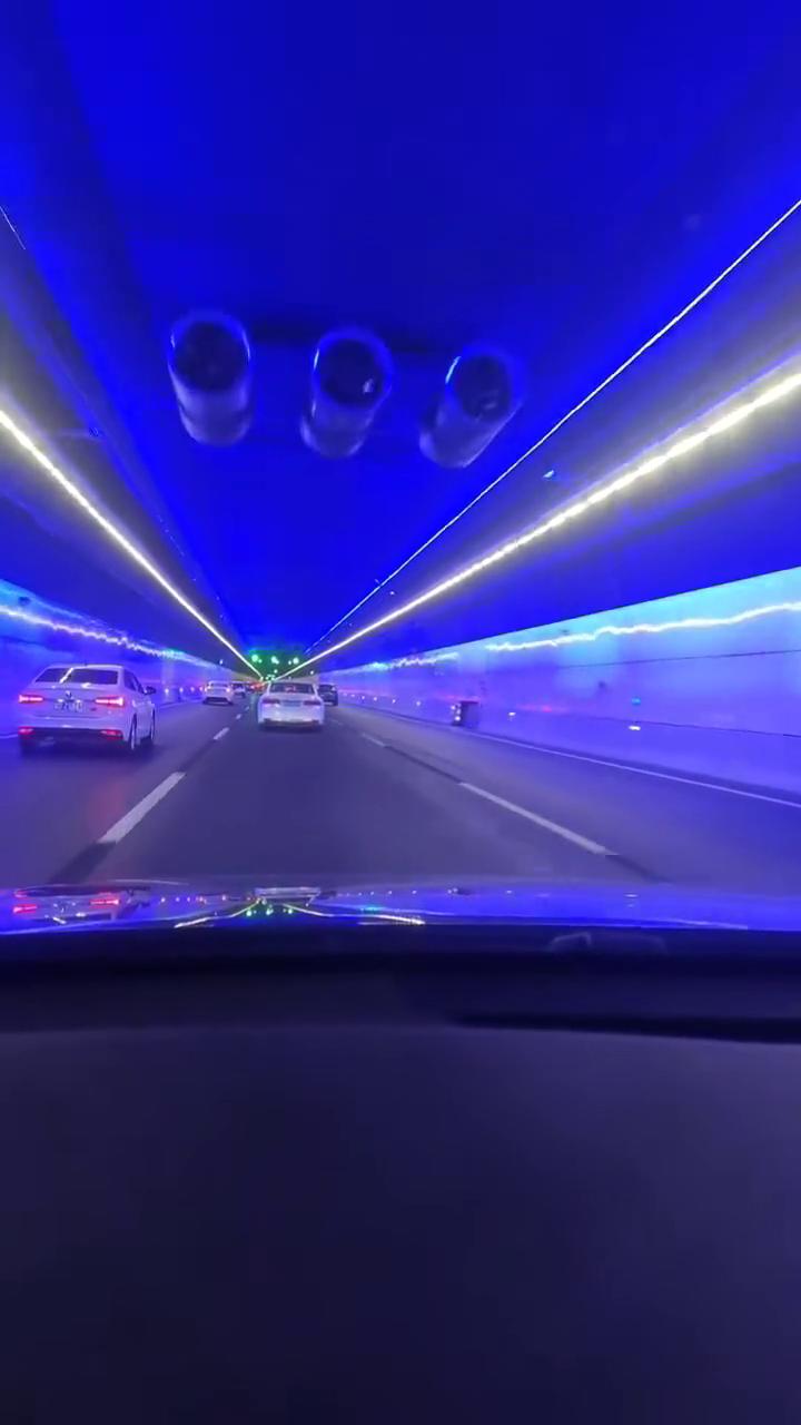 十公里后驶出当前高速，往徐引路徐新庄方向。