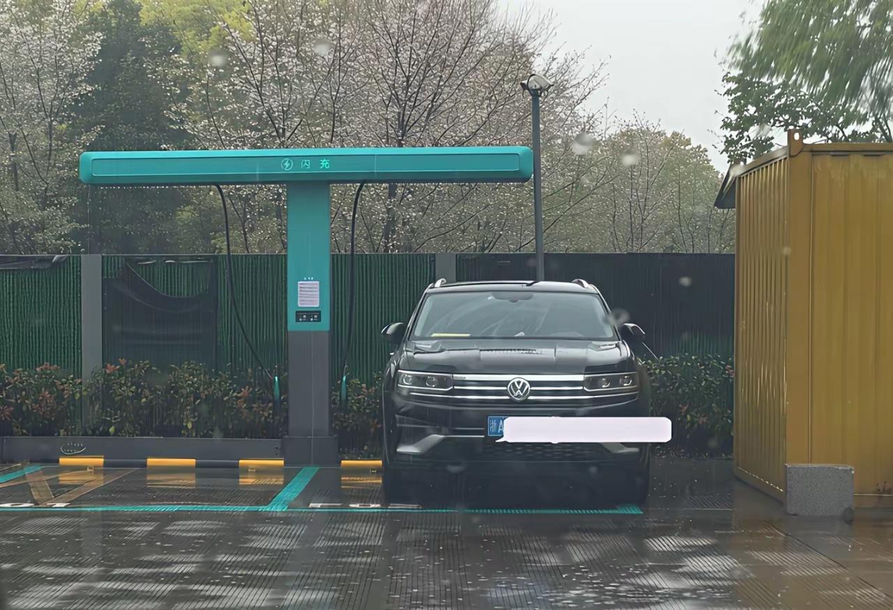 比亚迪的闪充桩，是不是得弄个地锁呀？碰上这种占位的油车，真是一点办法都没有。 