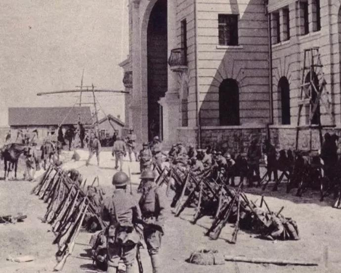 1931年“九一八事变”，入侵沈阳城的侵华日军士兵与架立的枪支。