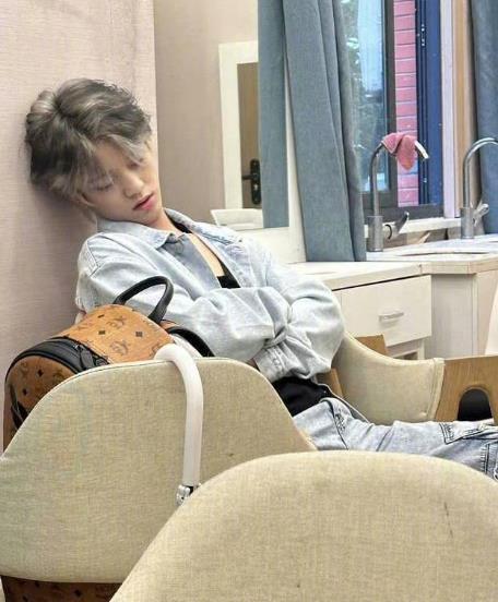 孙亦航回应恋情 曝孙亦航恋情 《青春有你3》孙亦航被曝恋情，有其与女生牵手照片和