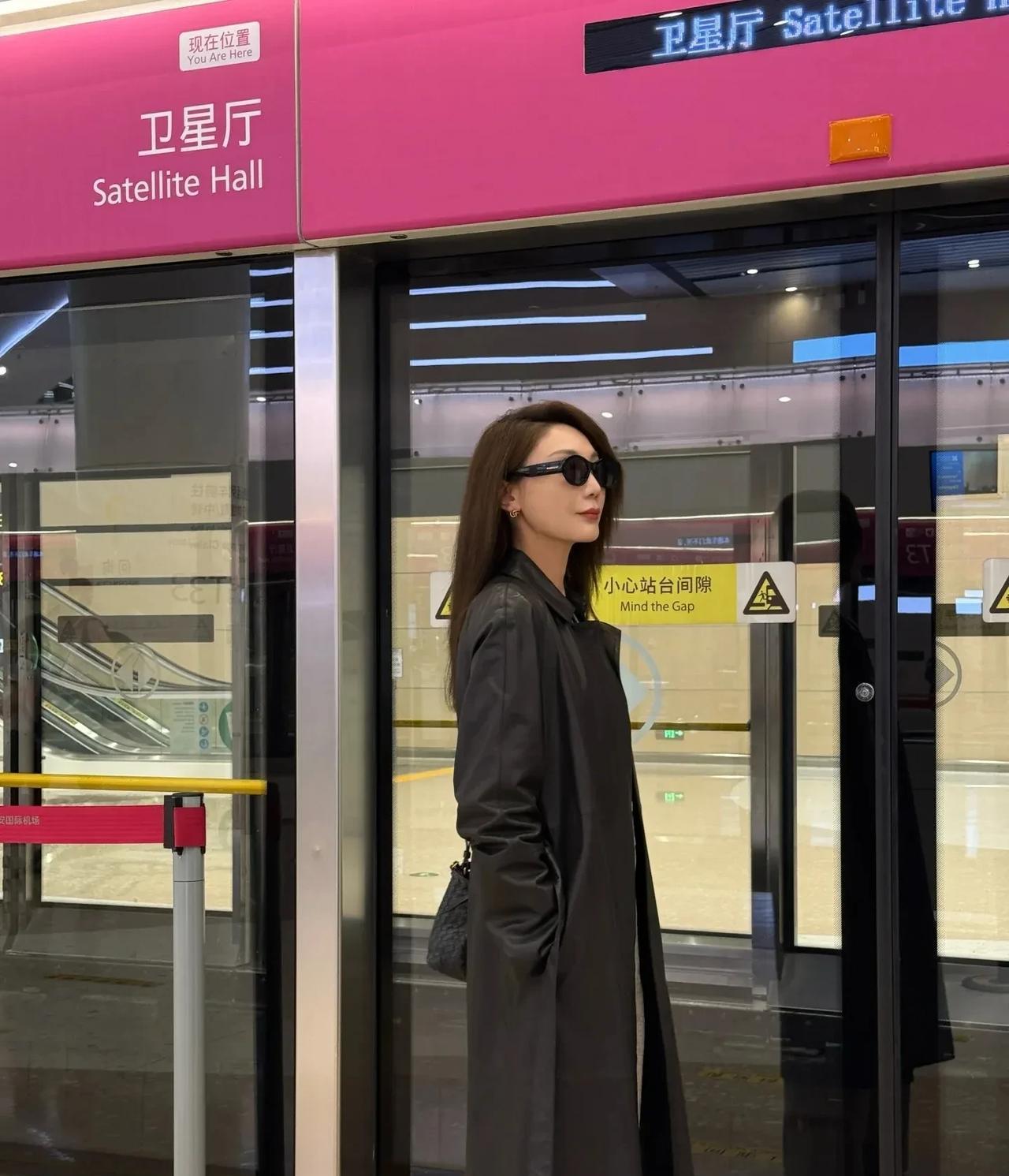 这俩人根本没分手，他们只是当着几百万人的面，开始分钱。
李礼的账号里，女儿突然成