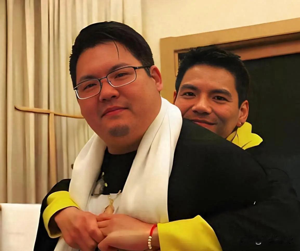 向太夫妇处事格外精明，深知向佐性格心软单纯，为规避家产、资源争夺的矛盾，刻意刻意