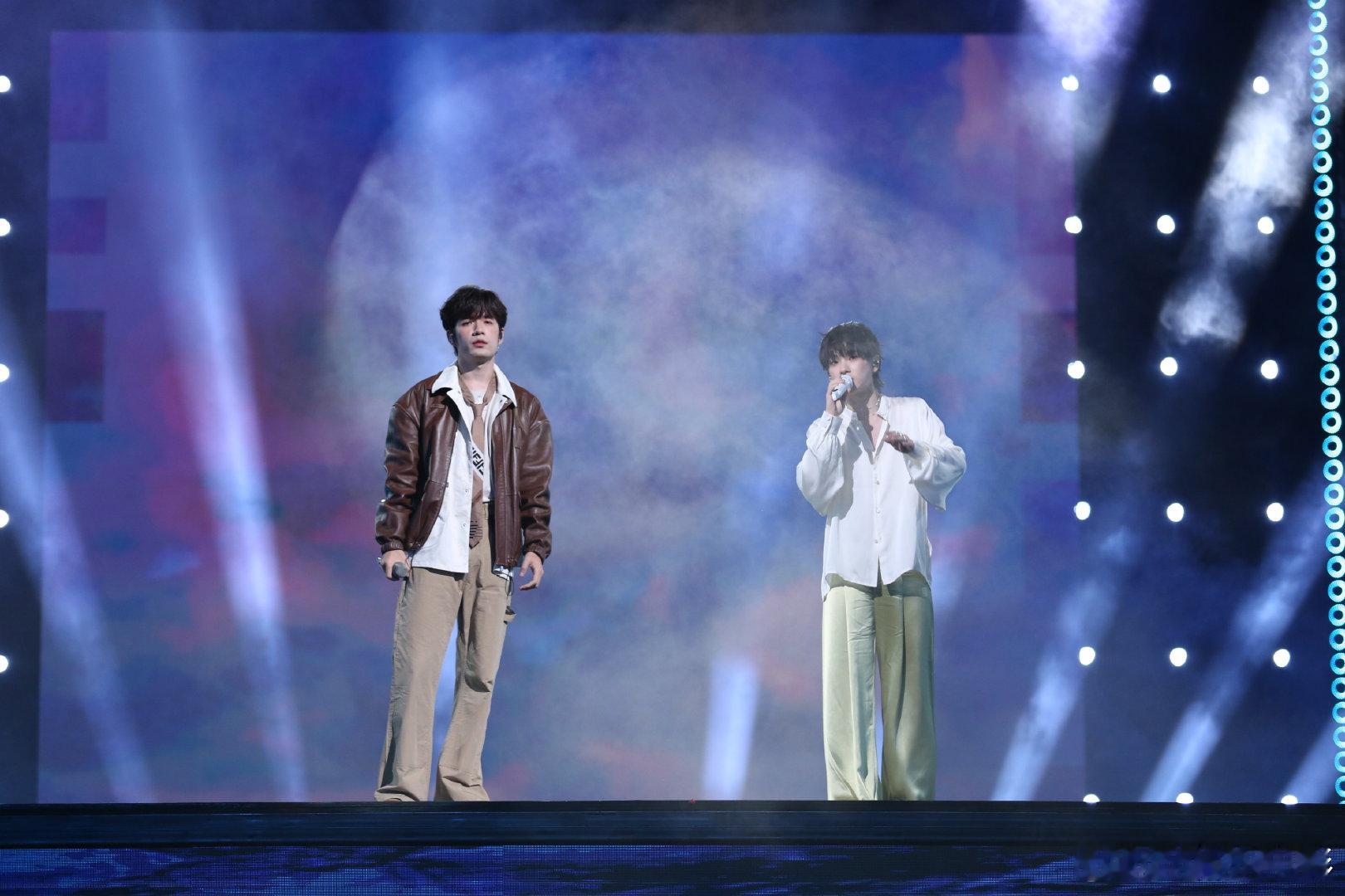 #周震南张颜齐联动梦回R1SE#看到R1SE小分队重聚，感动不已！周震南、张颜齐