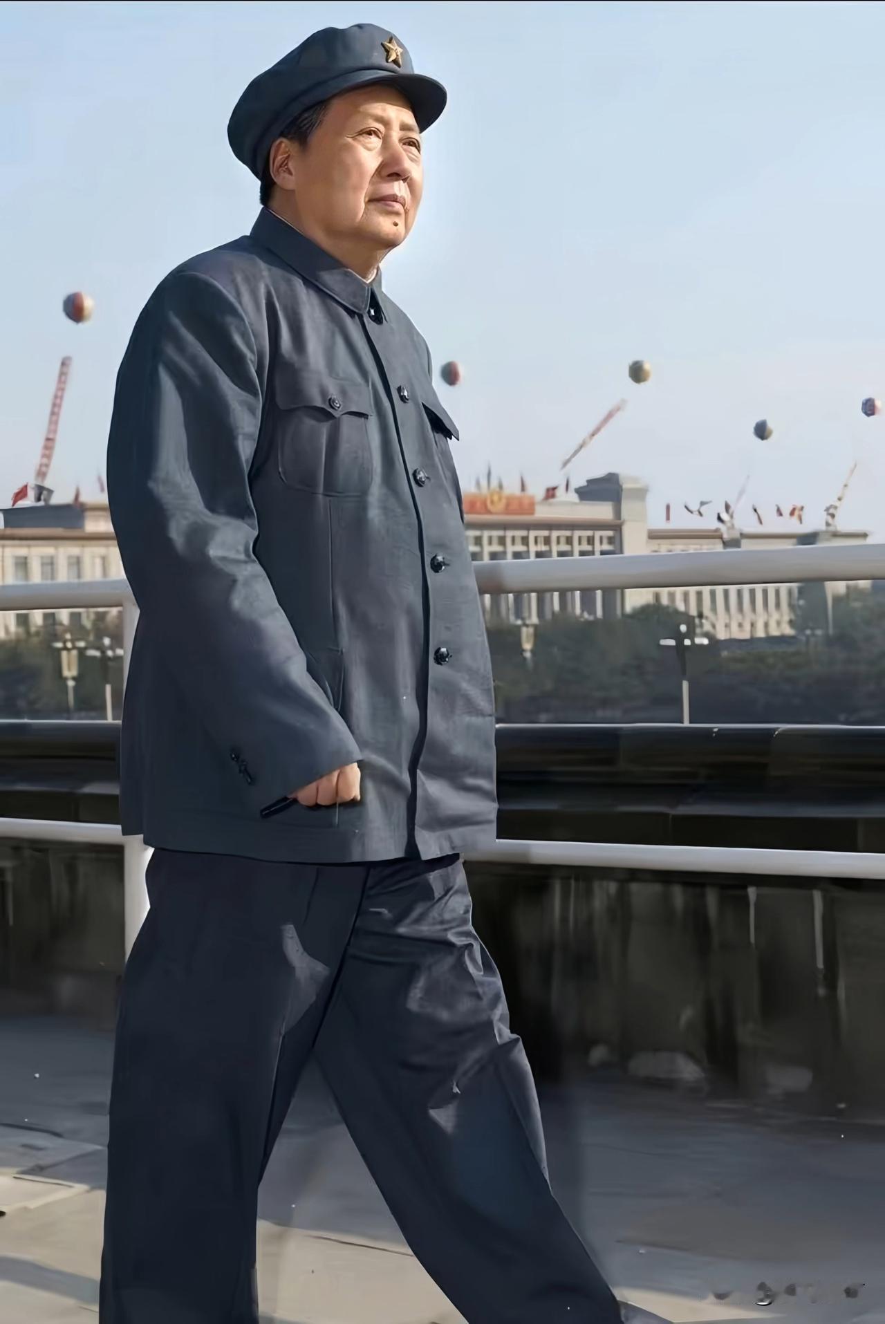 🍁看到毛主席大步流星登上天安门城楼的身影，忽然想起了《岳阳楼记》：“居庙堂之高