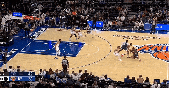 乔丹附体！爱德华兹完成精彩压哨！
在今天NBA季前赛森林狼对阵尼克斯的第一节比赛