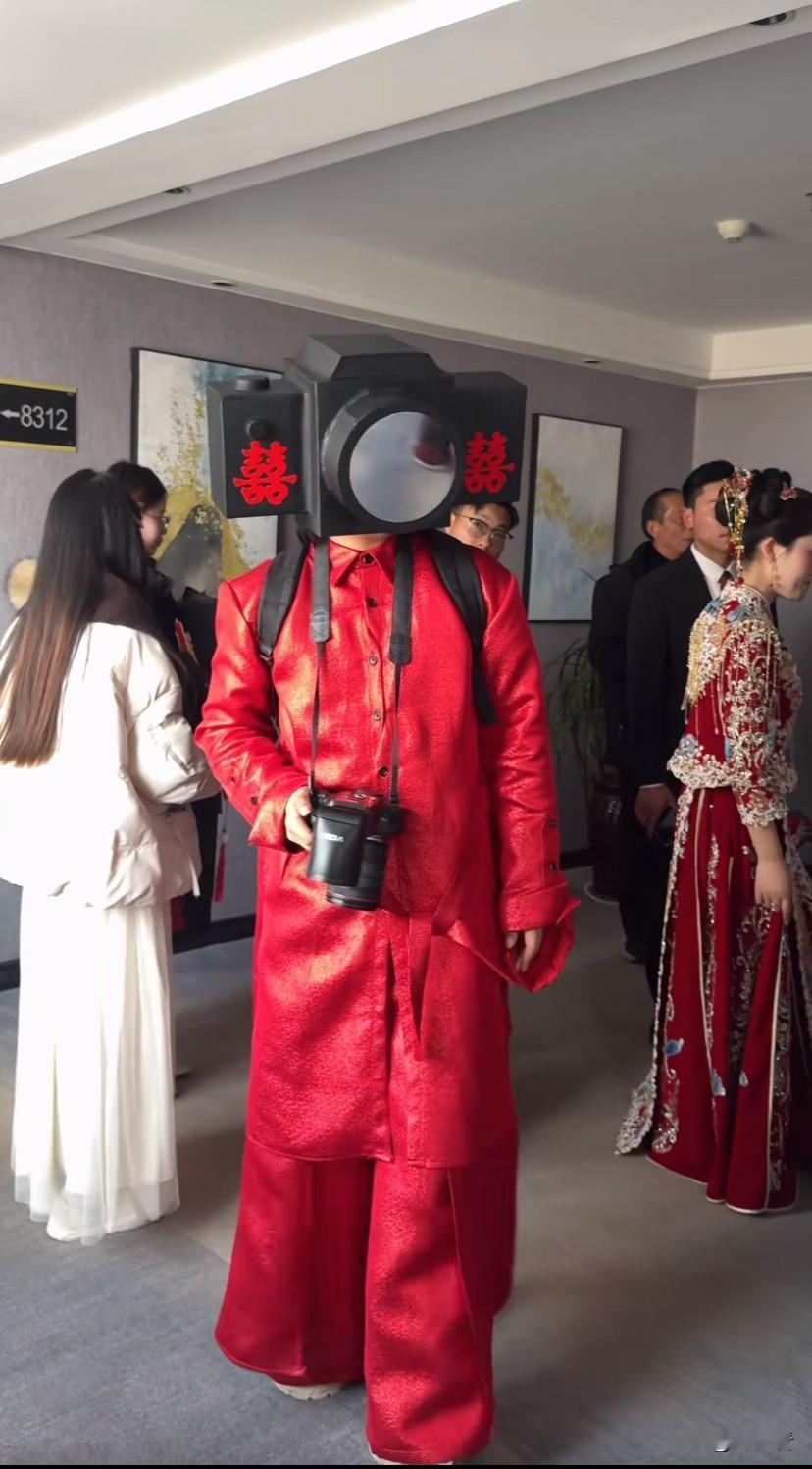 婚礼现场的“显眼包”摄影师火了！现在的00后太会整活了！去参加朋友闺女的婚礼，本
