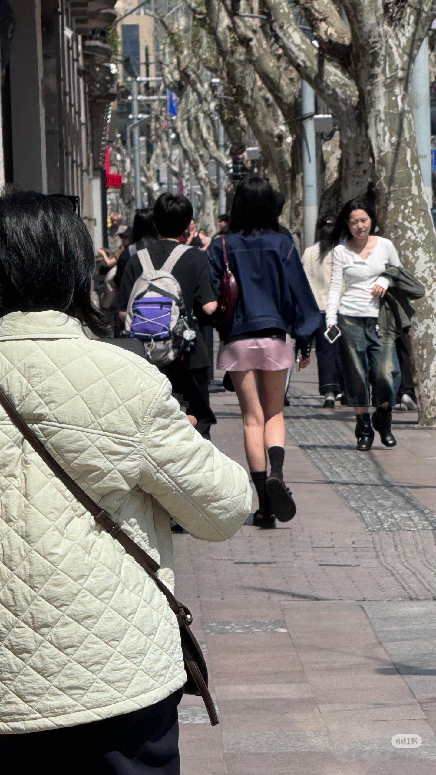 网友在上海街头偶遇孙千这大长腿太有辨识度了上海街头偶遇孙千网友上海偶遇孙千