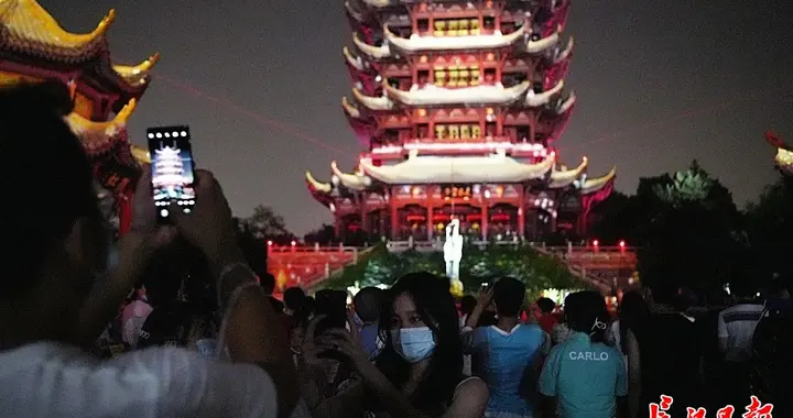 黄鹤楼|夜游黄鹤楼“潮”玩国庆，赏江城光影璀璨