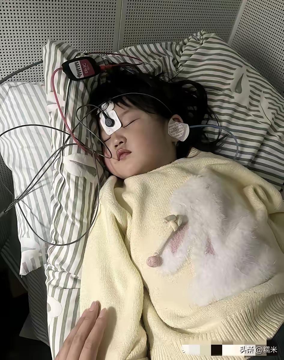 看到安徽的小女孩躺在病床上，才知道这女子下手真不知道轻重。

女孩的妈妈发了一张